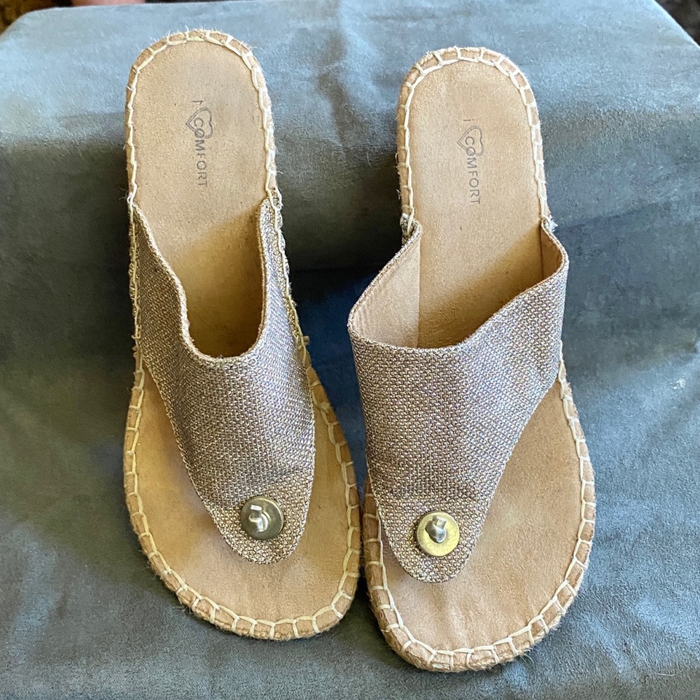 Champagne shimmer sandal!